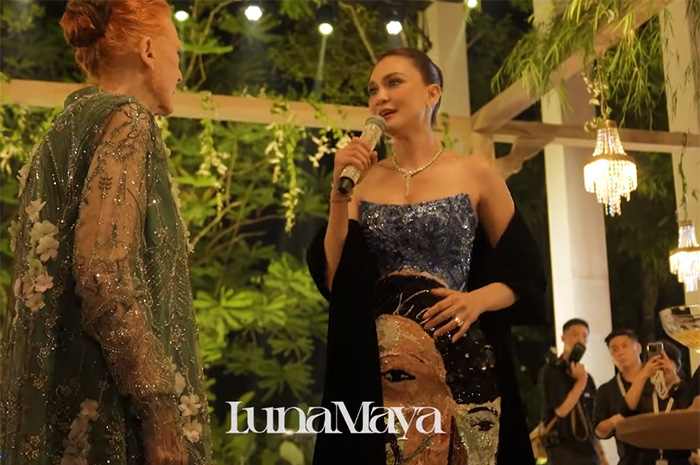 Luna Maya bersama ibunya di resepsi pernikahan hari kedua dengan gaun istimewa lukisan gambar ayahnya.