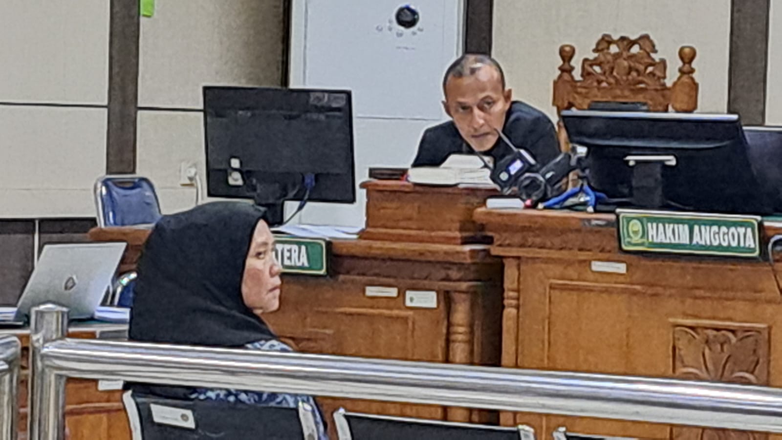 Koordinator penunjukan langsung (PL) proyek di Ngaliyan, Eni Setyowati saat menjadi saksi di Pengadilan Tipikor Semarang kasus suap eks Walikota Semarang, Rabu (14/5/2025).