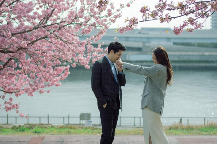 Momen romantis lamaran Maxime Bouttier pada Luna Maya berlatar pohon bunga sakura di Tokyo, Jepang.