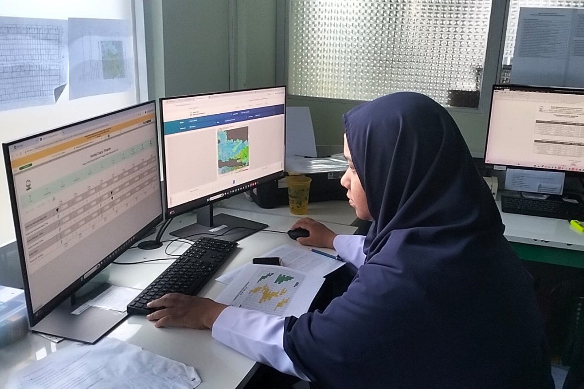 Prakirawan BMKG Stasiun Meteorologi Maritim Tanjung Emas Semarang, Shafira Tsanyfadhila saat melakukan laporan peringatan dini, Rabu (14/5). FIGUR RONGGO WASSALIM/JAWA POS RADAR SEMARANG