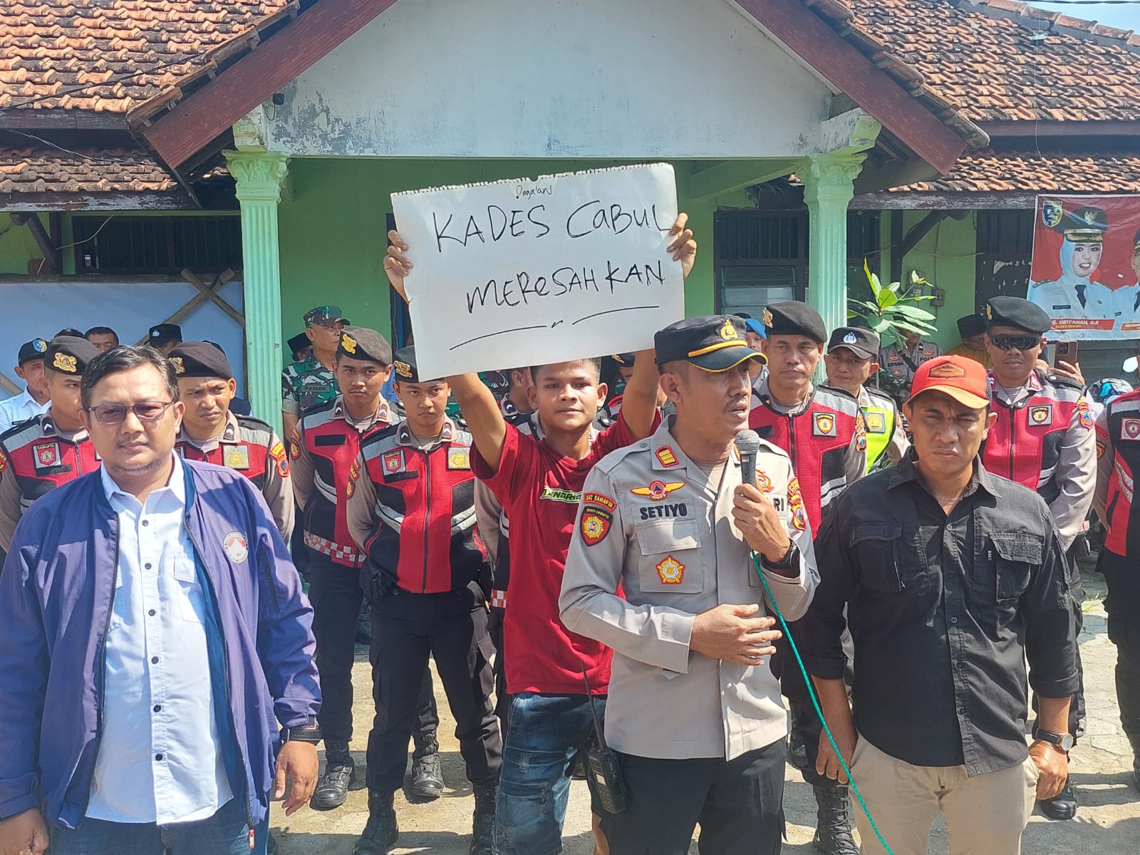 Warga Desa Wonoagung Kecamatan Karangtengah melakukan aksi unjukrasa di halaman balai desa.(Wahibpribadi)