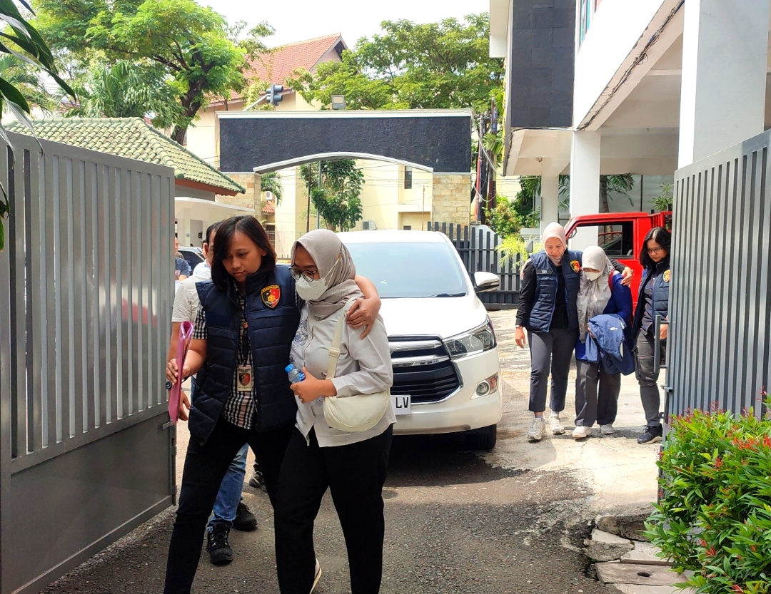 Tiga tersangka kasus pemerasan PPDS Anestesi Undip saat datang di Kejari Kota Semarang, Kamis (15/5/2025).