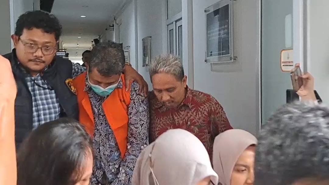 Tersangka kasus Pemerasan PPDS Undip memakai rompi orange usai ditahan pDa tahap II di Kejari Kota Semarang, Kamis (15/5/2025).