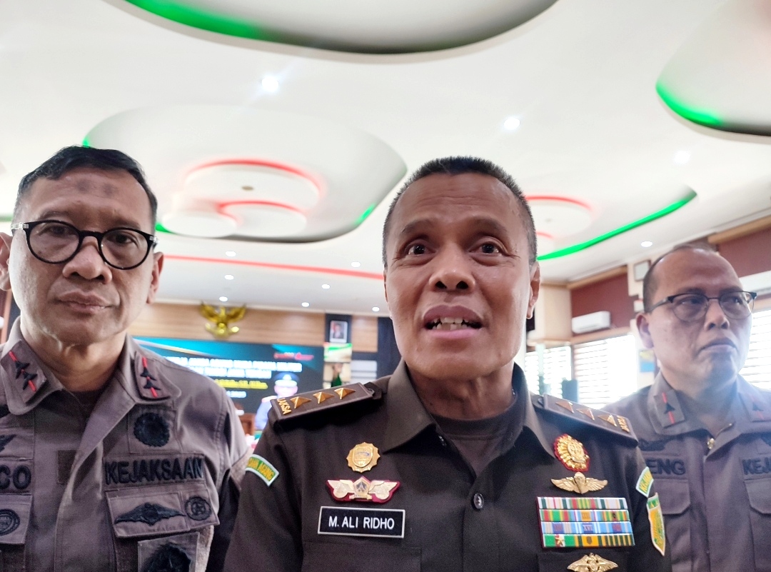 Jaksa Agung Muda Pidana Militer (JAM-Pidmil), Mayjen TNI Dr. M. Ali Ridho didampingi Kepala Kejati Jateng, Ponco Hartanto saat kunjungan kerja di Kejati Jateng, Kamis (15/5/2025).