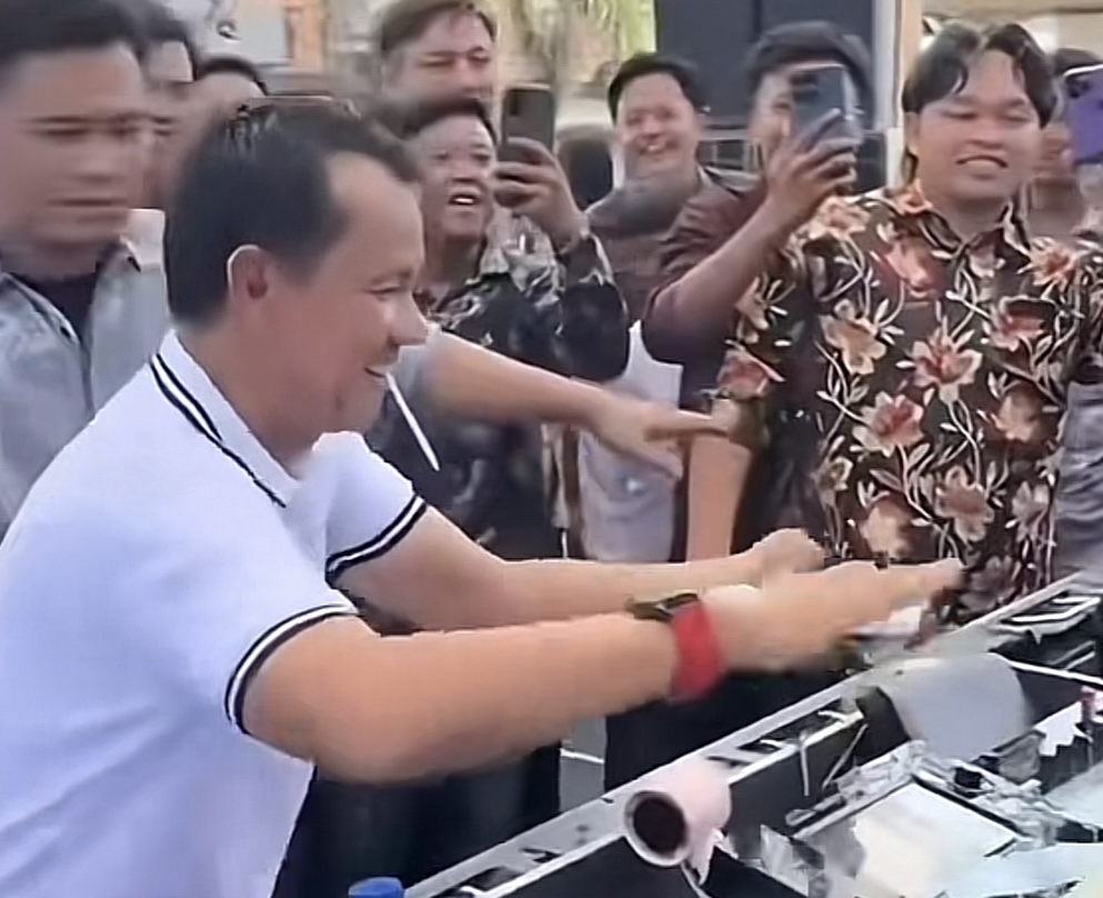 Anggota DPRD Lampung Utara, Hatami, Viral Sawer DJ