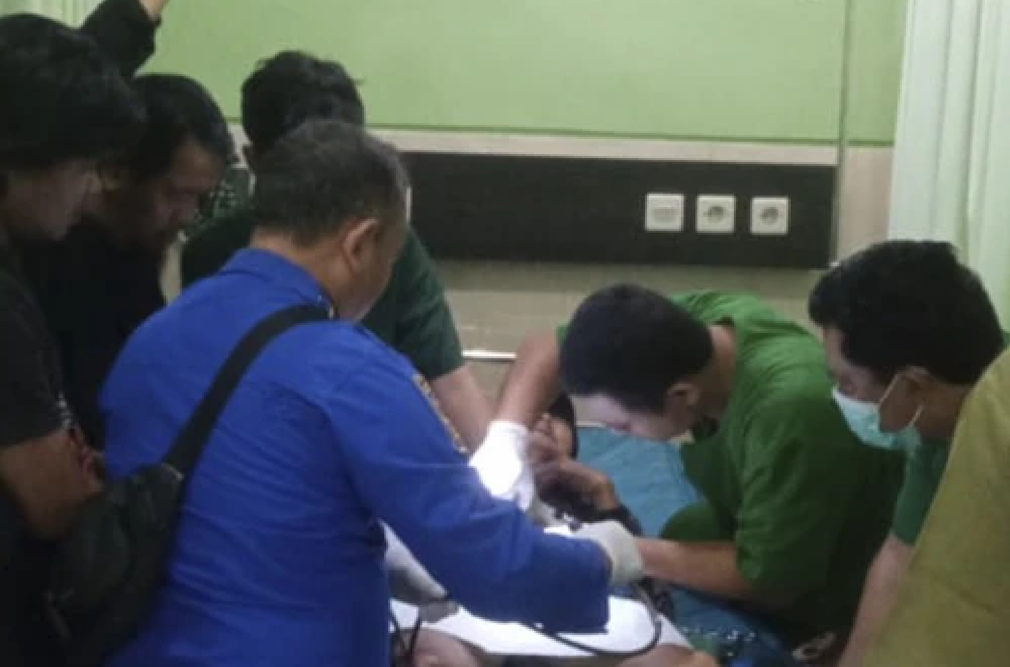 Pipa paralon berdiameter 3/4 dim masuk kedalam kemaluan kakek Suroso.