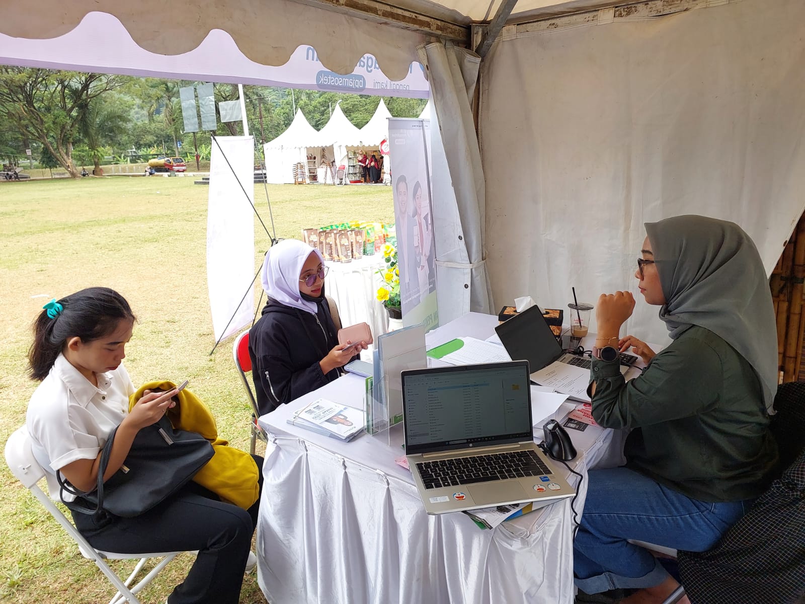 Masyarakat pekerja kini lebih mudah untuk klaim pencairan Jaminan Hari Tua (JHT) BPJS Ketenagakerjaan (BPJAMSOSTEK).