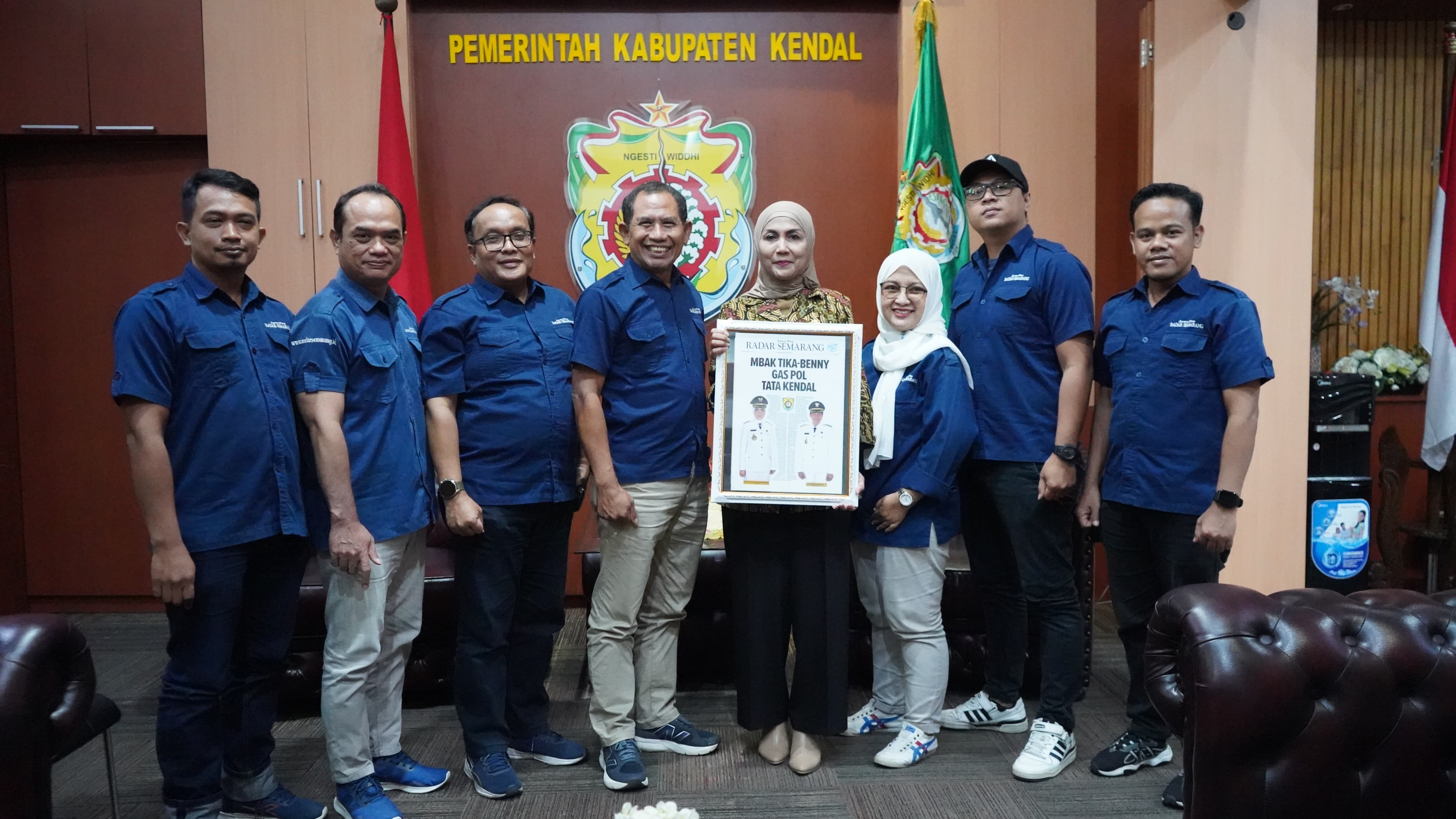 Bupati Kendal Dyah Kartika Permana menerima kunjungan silaturahmi dari jajaran manajemen dan redaksi Media Jawa Pos Radar Semarang, Rabu (15/5) di ruang kerjanya.