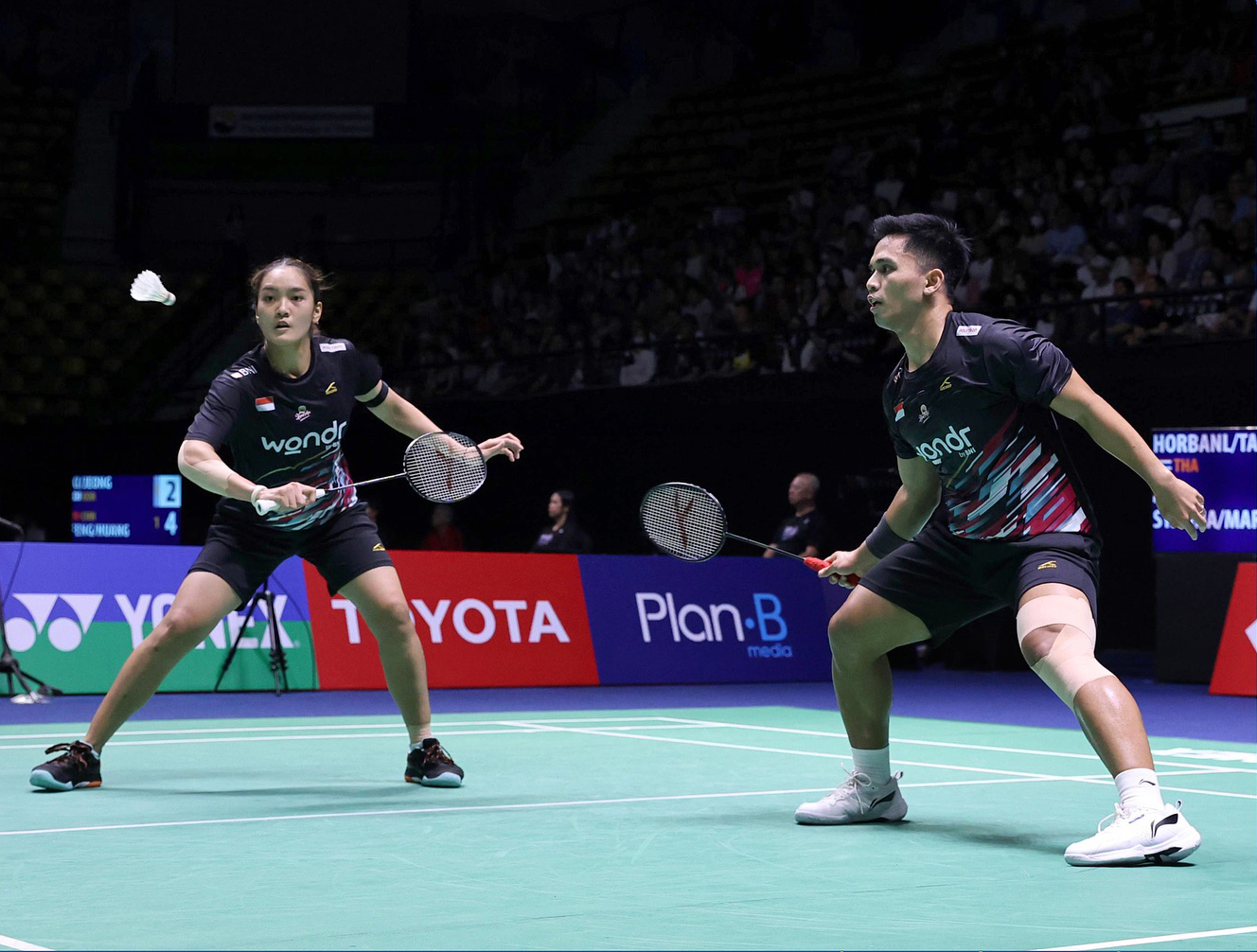 Amri Syahnawi/Nita Violina Marwah melaju ke semifinal Thailand Open 2025 setelah mengalahkan wakil tuan rumah Phuwanat Horbanluekit/Sapsiree Taerattanachai 21-12, 21-9.