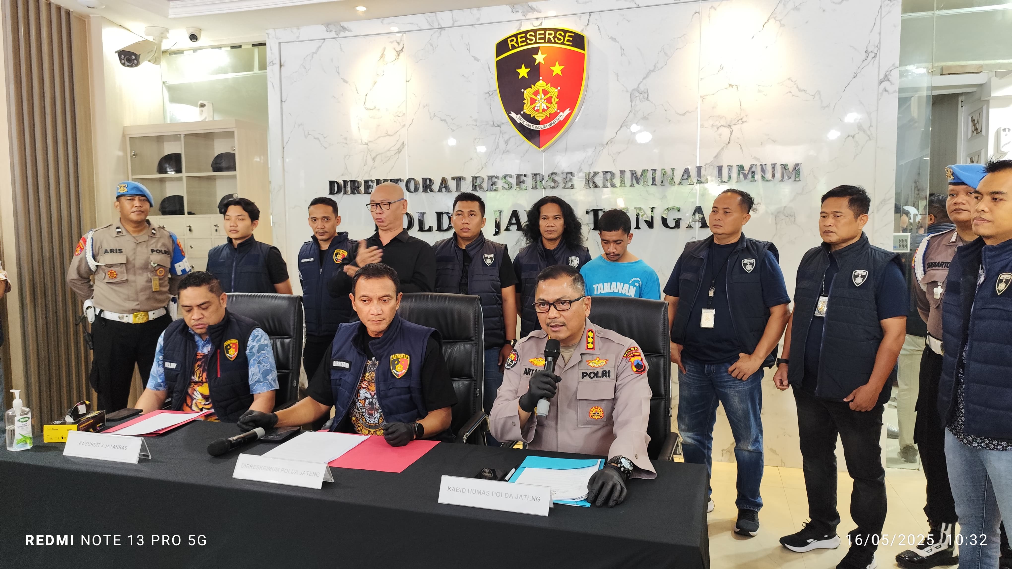 Tersangka dan barang bukti saat dihadirkan di Mapolda Jateng.