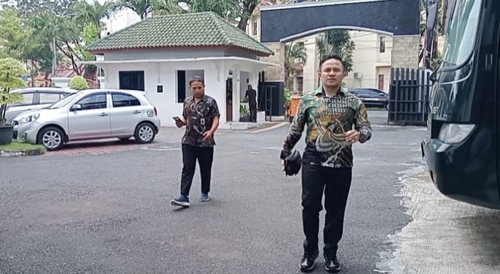 Tim kuasa hukum keluarga almarhum dr Aulia Risma Lestari saat mendatangi Kejari Kota Semarang, Jumat (16/5/2025).