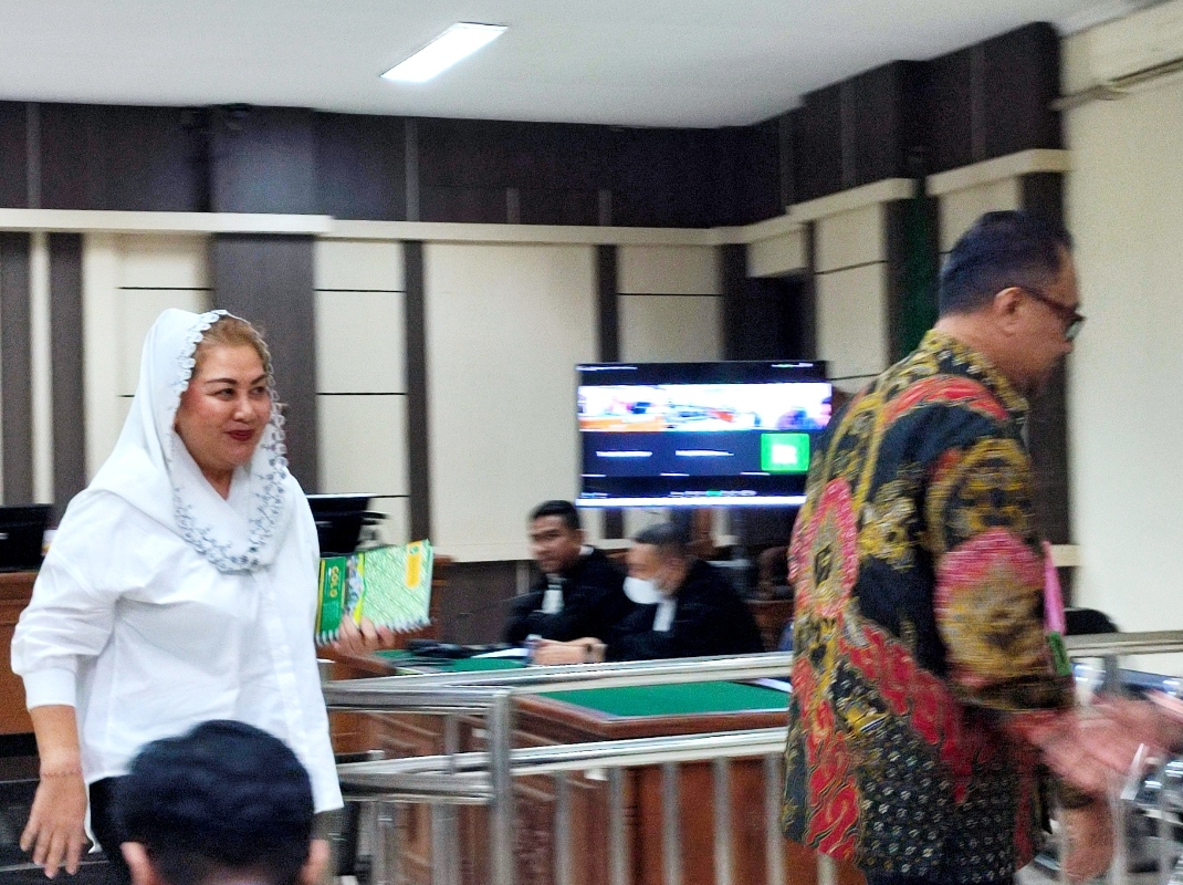 Mantan Wali Kota Semarang, Hevearita G Rahayu dan suami, Alwin Basri usai diperiksa sebagai saksi kasus korupsi terdakwa Rachmat Utama Djangkar, Jumat (16/5/2025).