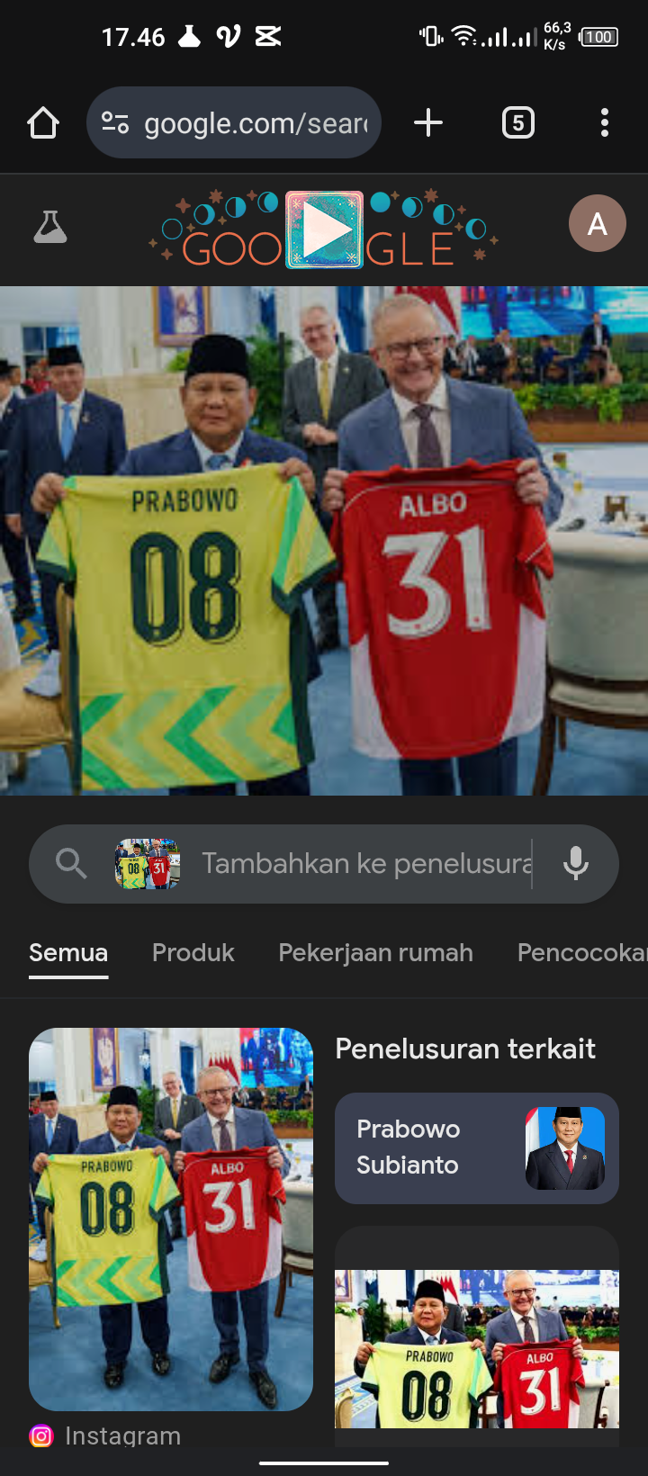 Momen saat presiden Prabowo dan perdana menteri Australia Albanese bertukar Jersey Timnas