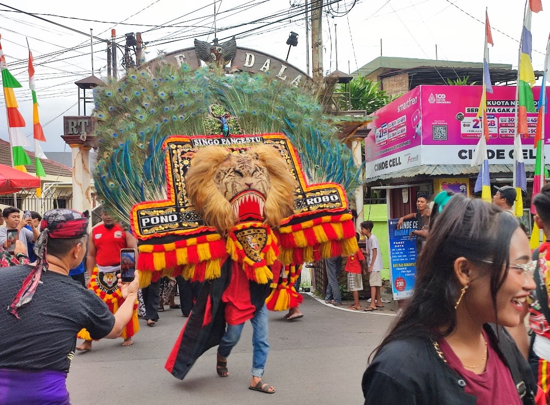 Reog Ponorogo turut meriahkan tradisi Apitan di Kelurahan Jomblang, Sabtu (17/5/2025).