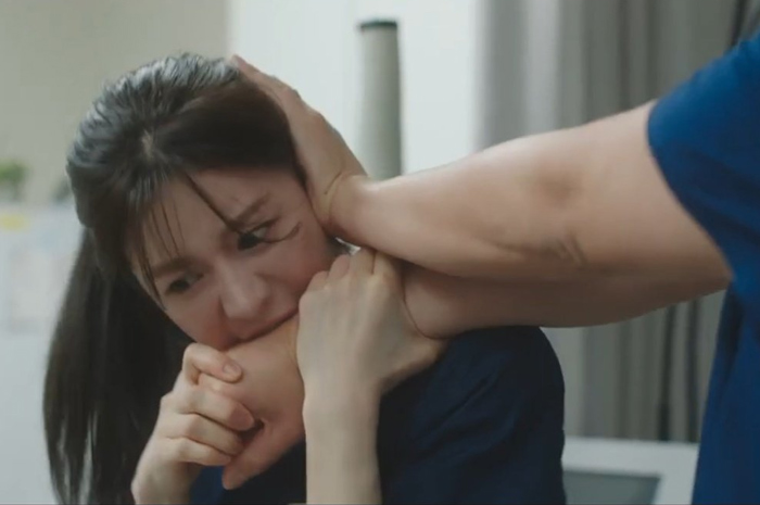 Aksi Yiyoung dalam drama Resident Playbook Episode 11.