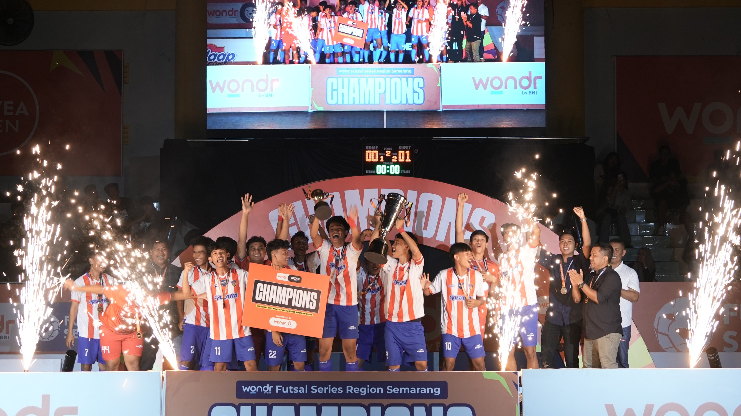 GOR UIN Walisongo Semarang menjadi saksi pertarungan sengit di partai puncak Futsal Series region Semarang National Collegiate Futsal Series (NCFS)