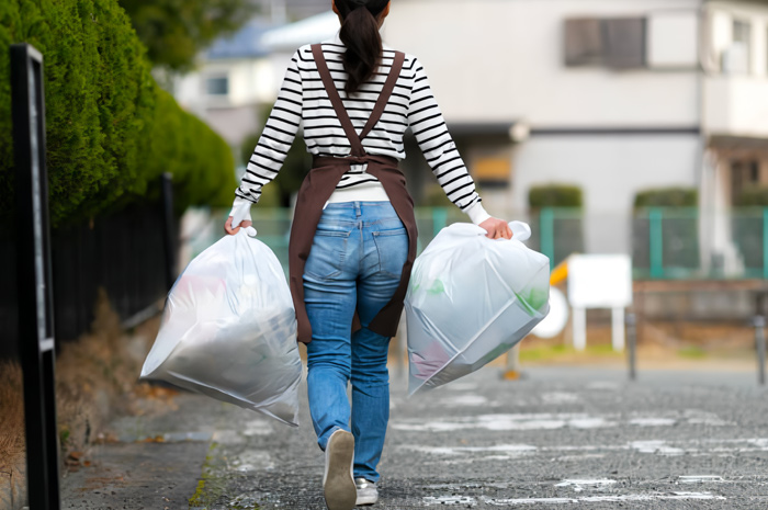 Ilustrasi orang buang sampah trash bag.