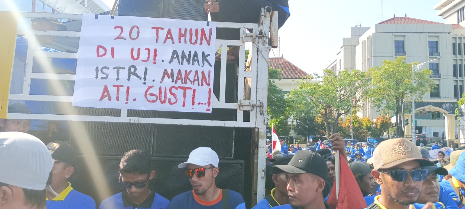 Ratusan pegawai yang selama ini bertugas menjaga pintu air/irigasi menuntut Gubernur Jateng mengangkat mereka sebagai P3K. (Sulistiono)