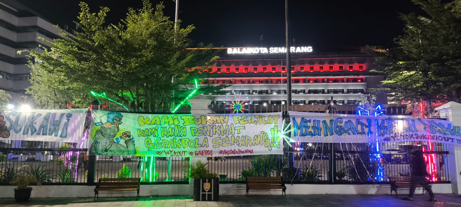 TIDAK PUAS : Aksi supporter PSIS Semarang yang memasang spanduk di Halaman Balai Kota, sebagai wujud tidak puas terhadap management dan turunnya prestasi tim.