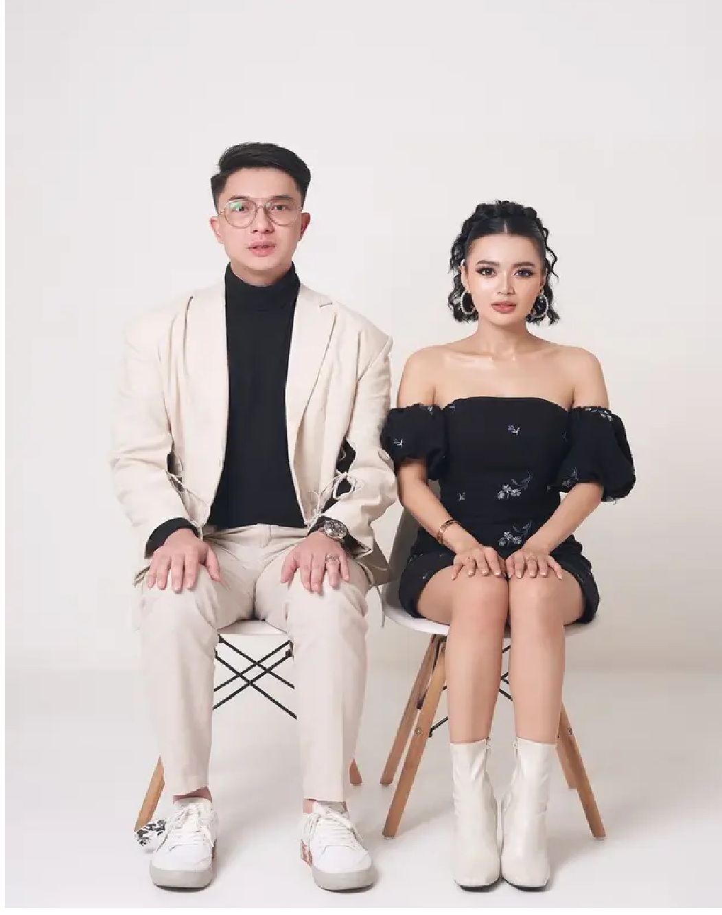 Max Adam dan Wika Salim di sesi pemotretan