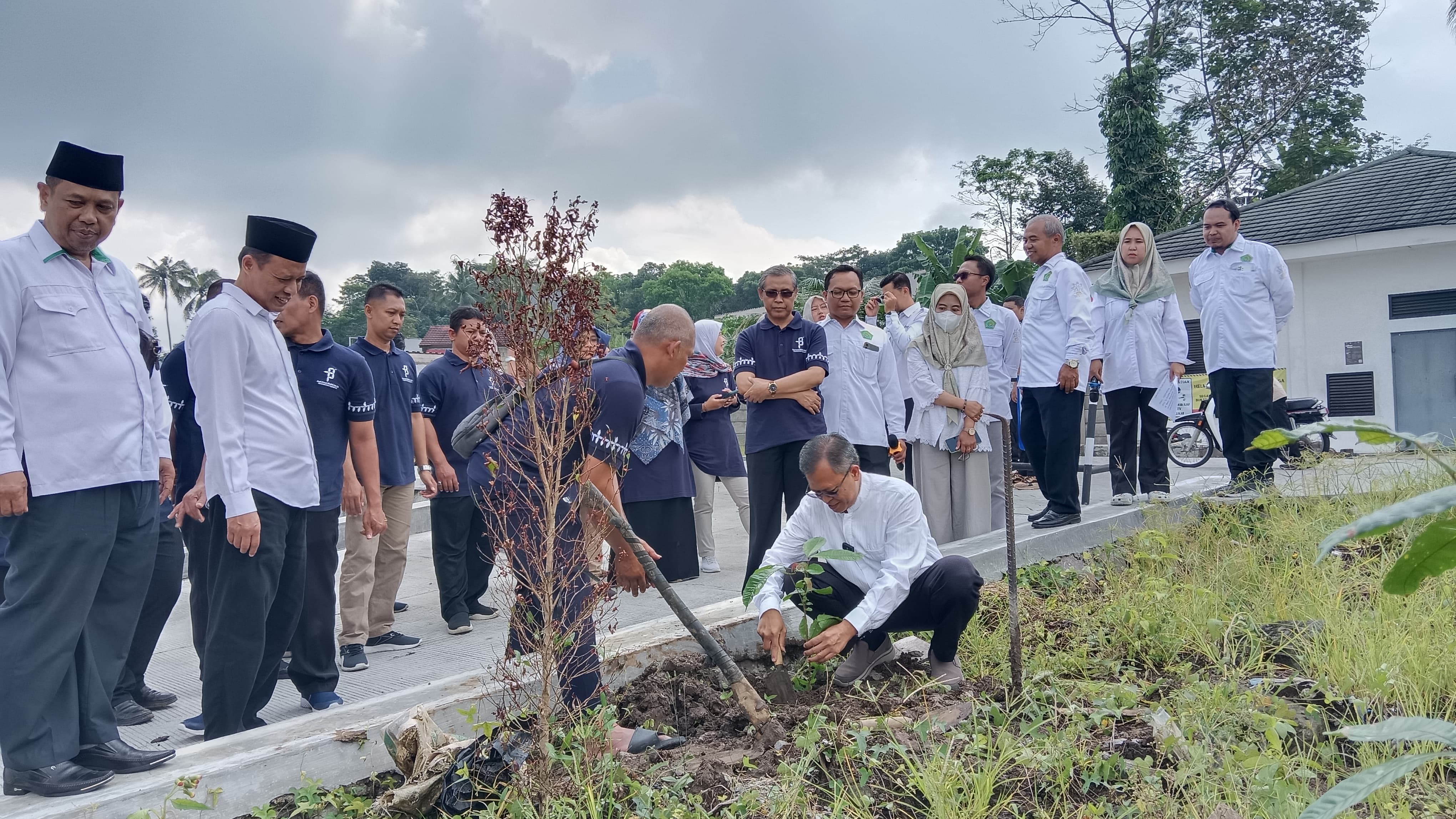 Rektor UIN Salatiga Prof. Dr. Zakiyuddin Baidhawy, M.Ag., saat membuka kegiatan penanaman bibit pohon sebagai implementasi ekoteologi di halaman belakang Gedung FEB, Senin (19/5).