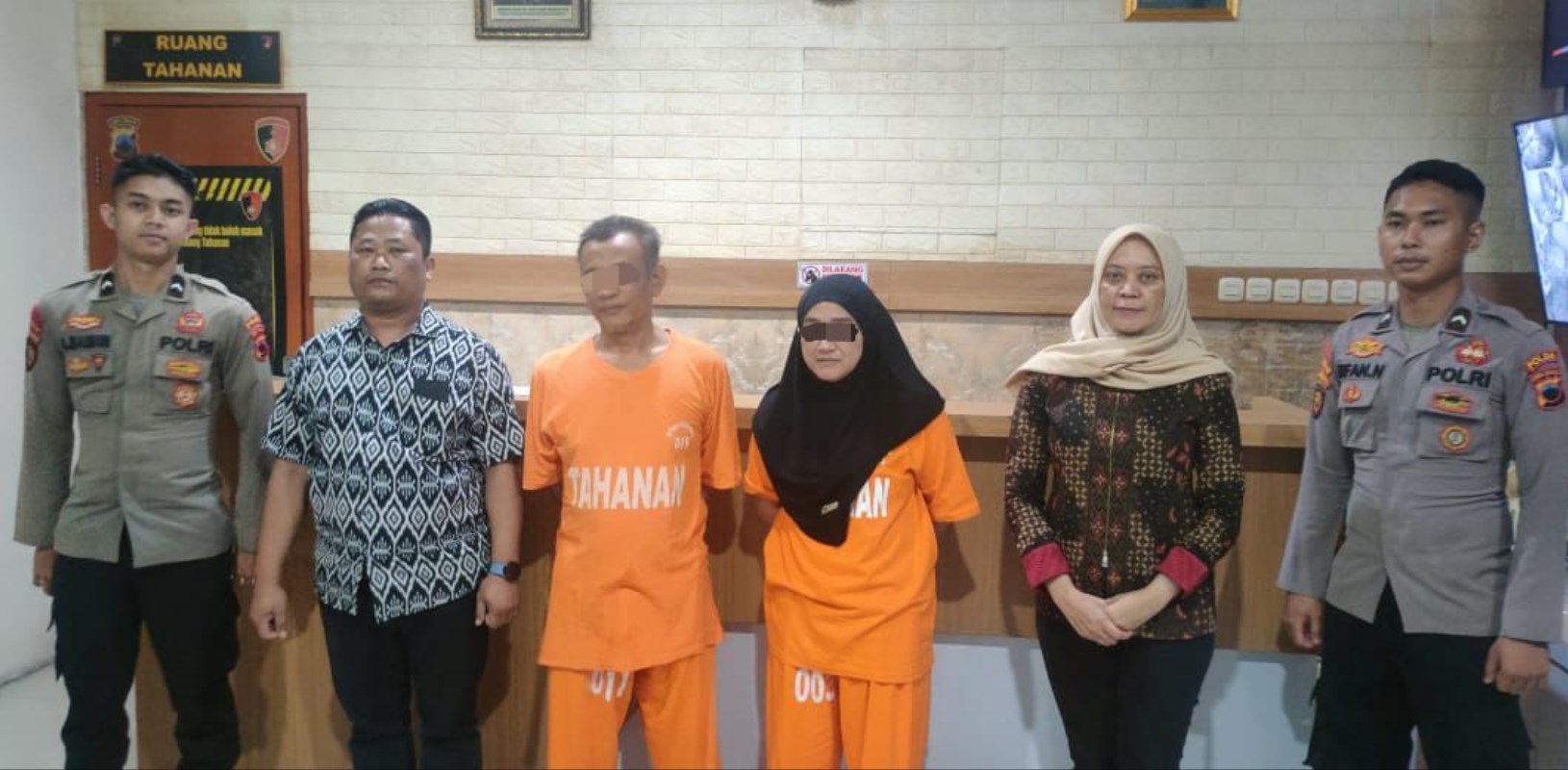 Pelaku Munaji dan WH mengenakan baju tahanan atas kasus dugaan penipuan.