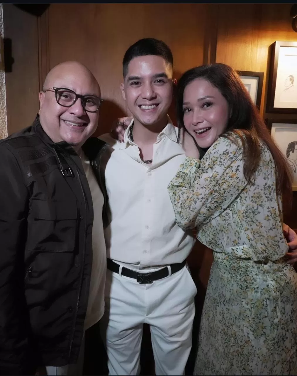 Momen saat Maia Estianti bersama Al Ghazali dan Ayah sambungnya foto bersama pasca merayakan ulang tahun putra sulungnya.