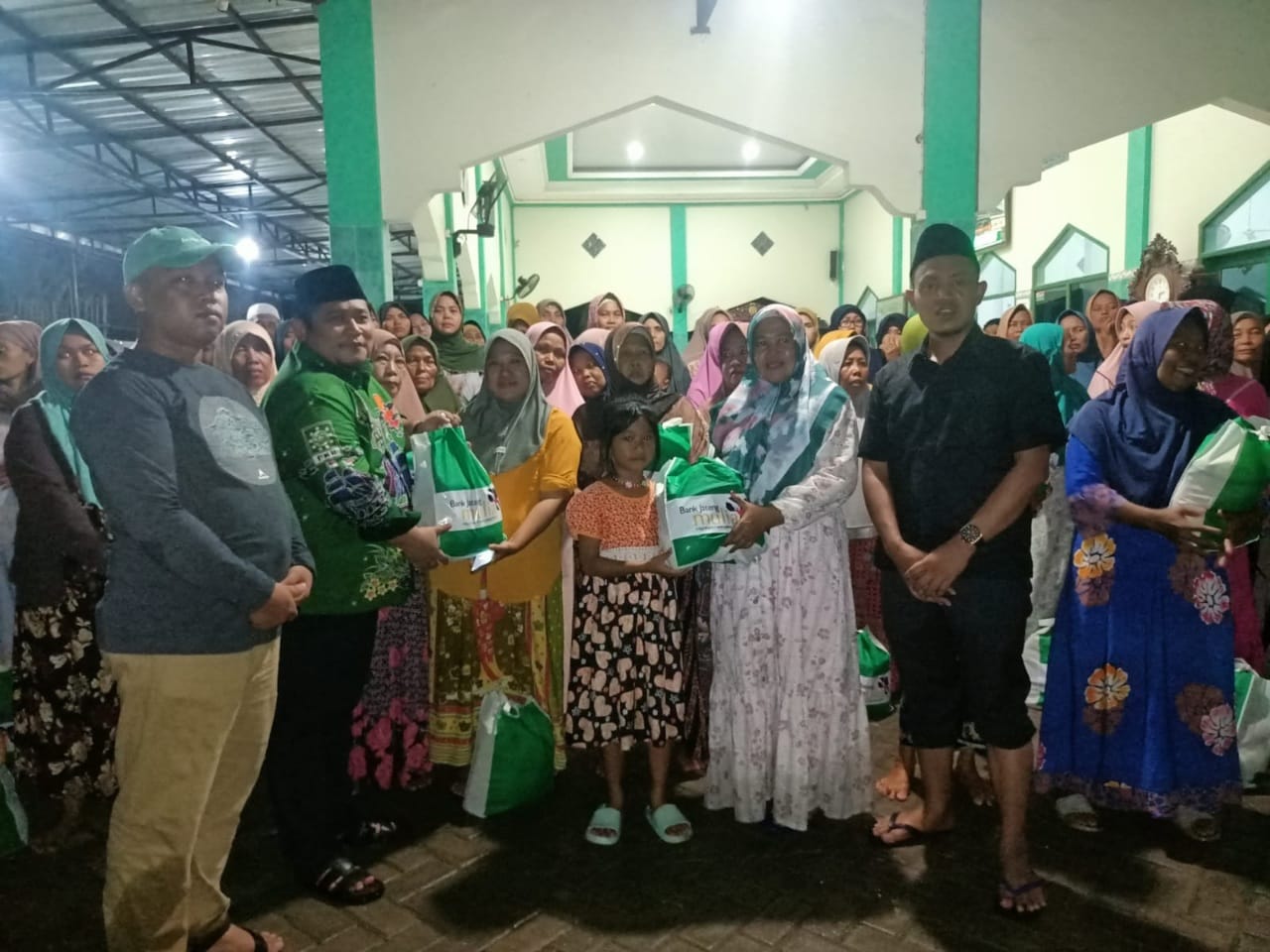 Ketua DPRD Demak H Zayinul Fata menyerahkan bantuan sembako warga korban banjir di Desa Karangrejo Bonang.