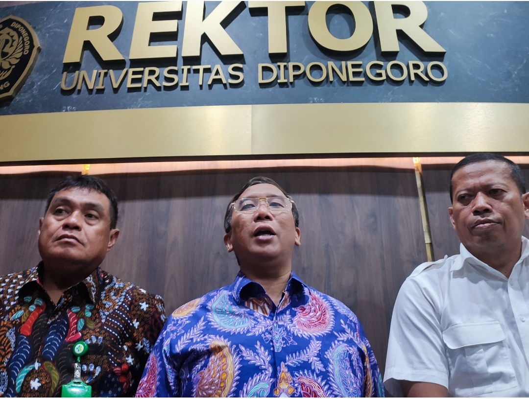 Dari kiri Dirut RS Kariadi Semarang, Agus Akhmadi; Direktur Jenderal Kesehatan Lanjutan Kemenkes dr Azhar Jaya; Rektor Undip Suharnomo memberikan keterangan usai membuka PPDS Undip di RS Kariadi berte
