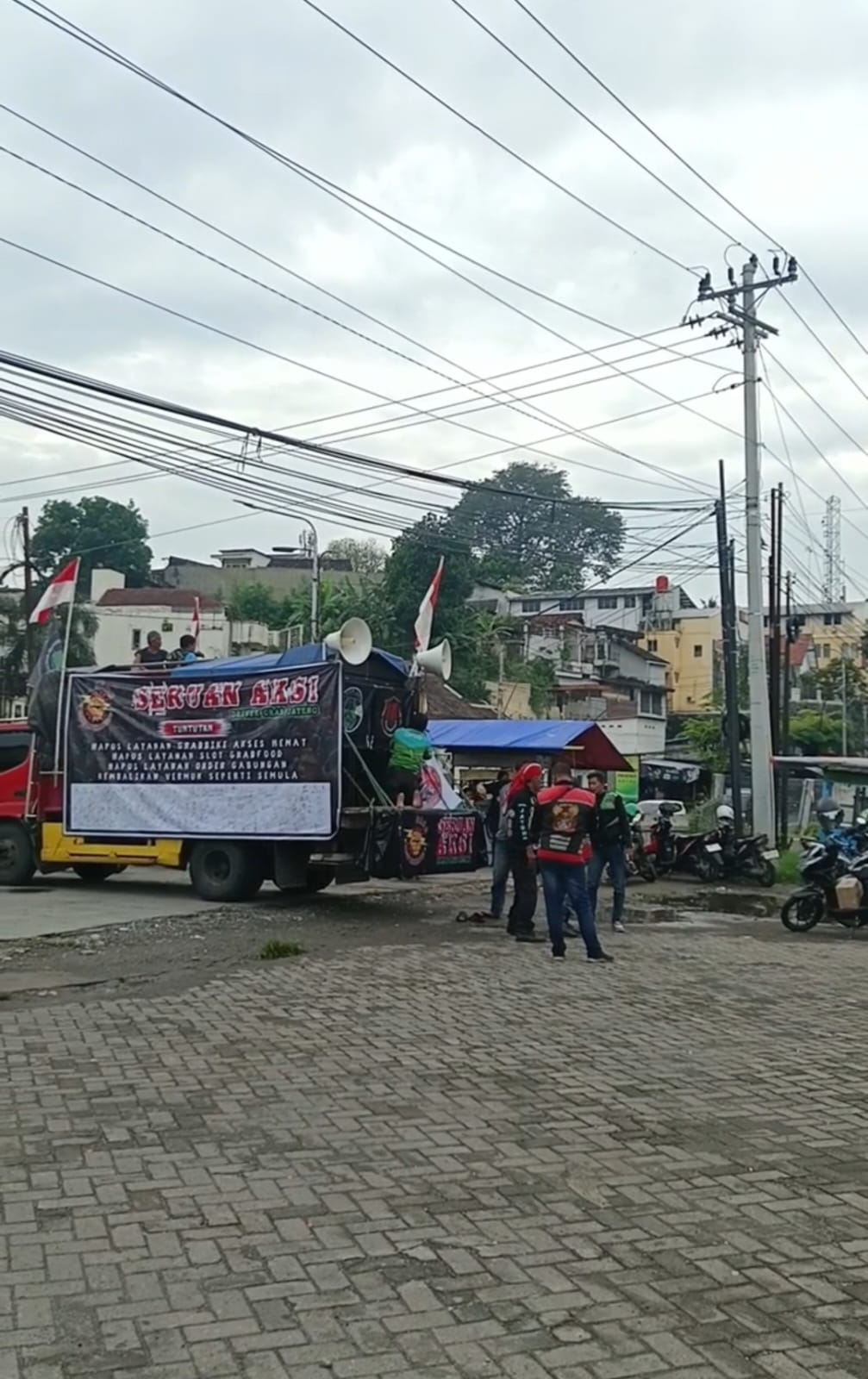 Sejumlah driver ojek online melakukan persiapan demo di depan Taman Wonderia. (Sulistiono)