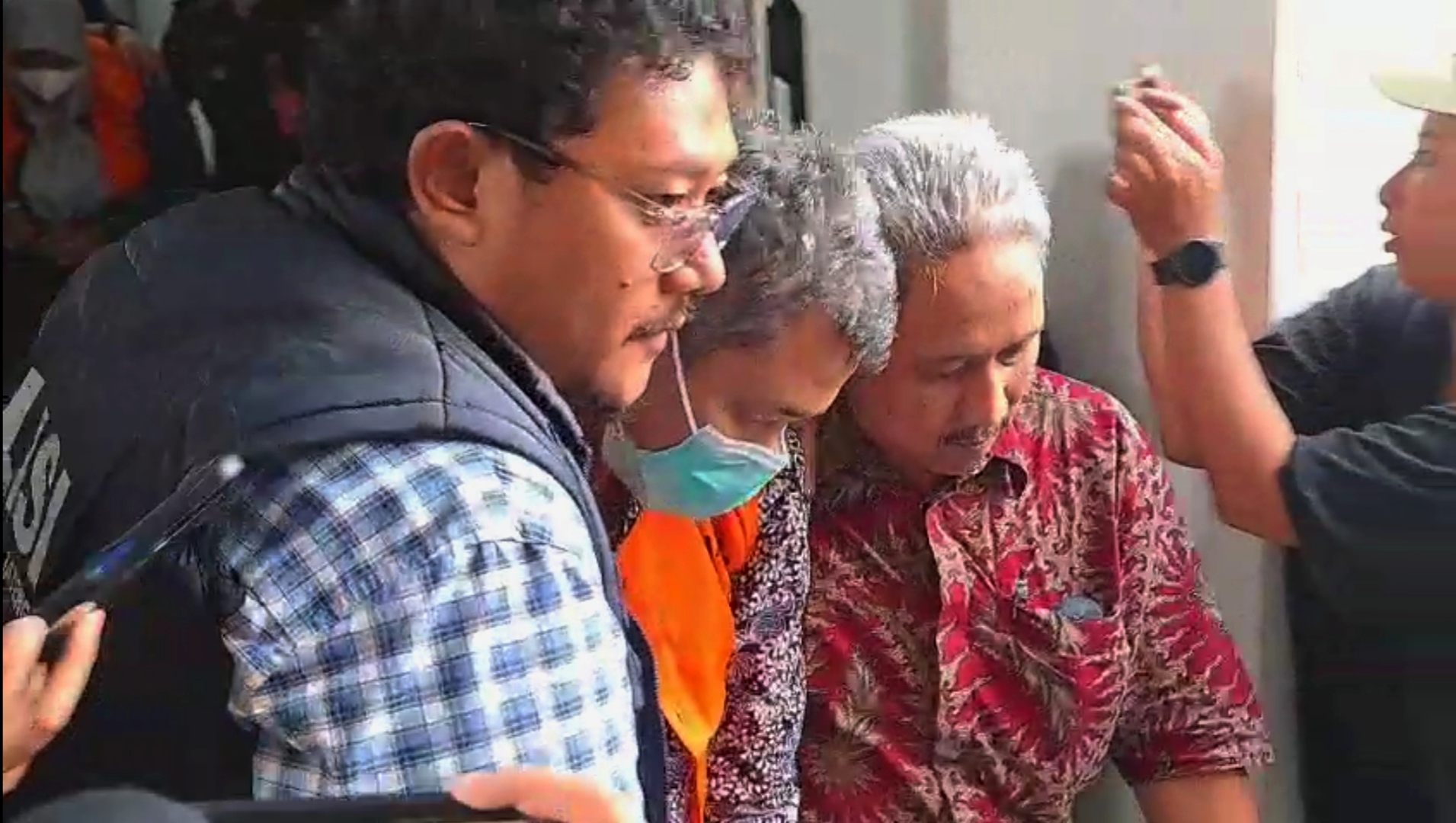 Tersangka pemerasan PPDS Undip, Taufik Eko Nugroho saat ditahan Kejari Kota Semarang, Kamis (15/5/2025).
