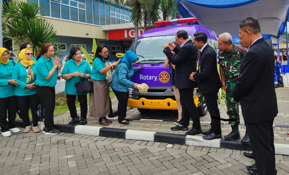 RS Panti Wilasa Citarum menerima bantuan mobil ambulans layanan khusus IVA untuk mendeteksi kanker serviks dari Rotary Club Semarang, Soegijapranata, dan Rotary Club of Monash Glen Waverly Australia