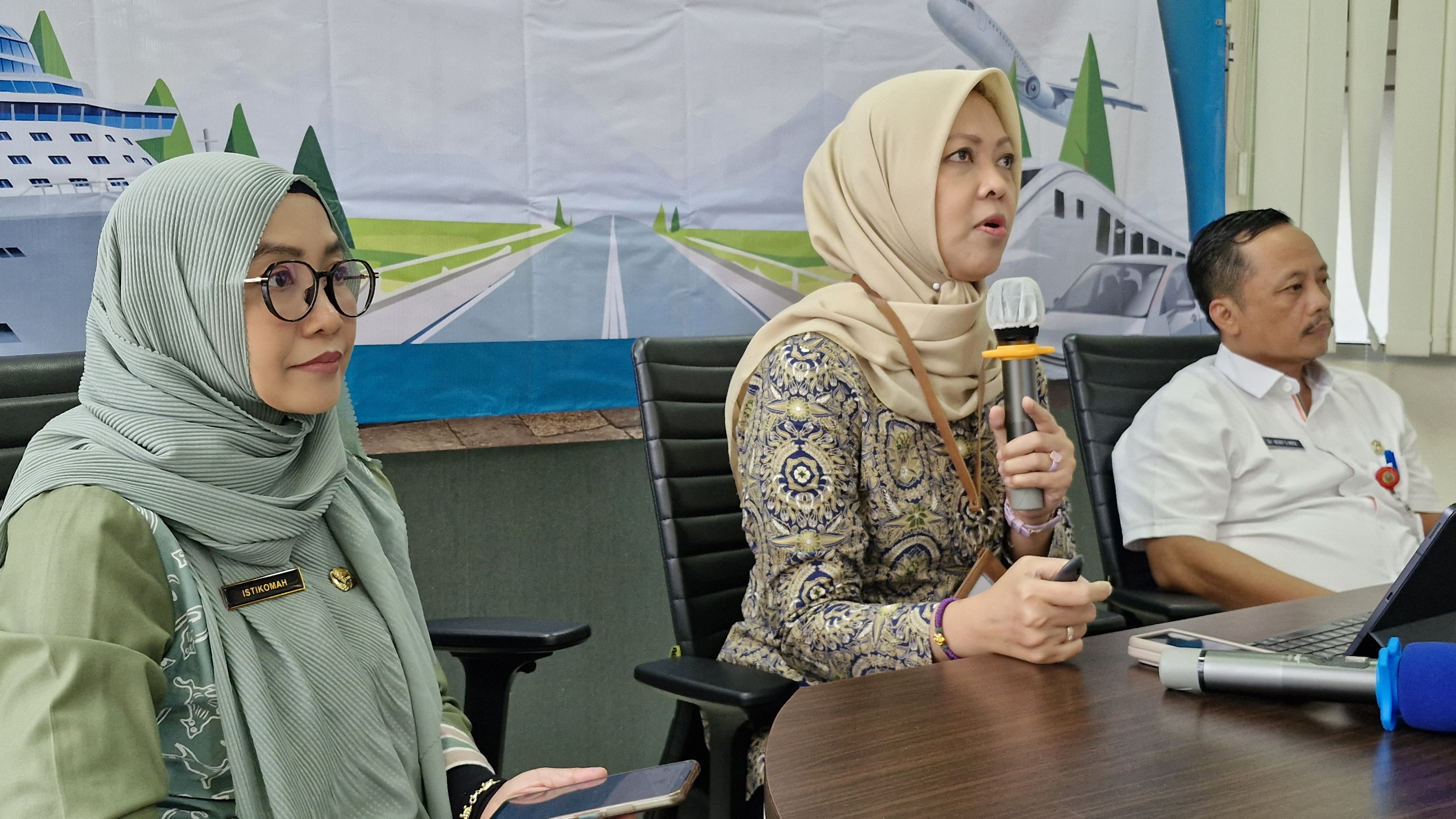 Kepala BPJS Kesehatan Cabang Magelang Maya Susanti (tengah) dan Kepala Dinkes Kota Magelang dr Istikomah ketika mensosialisasikan program JKN di kantor setempat.