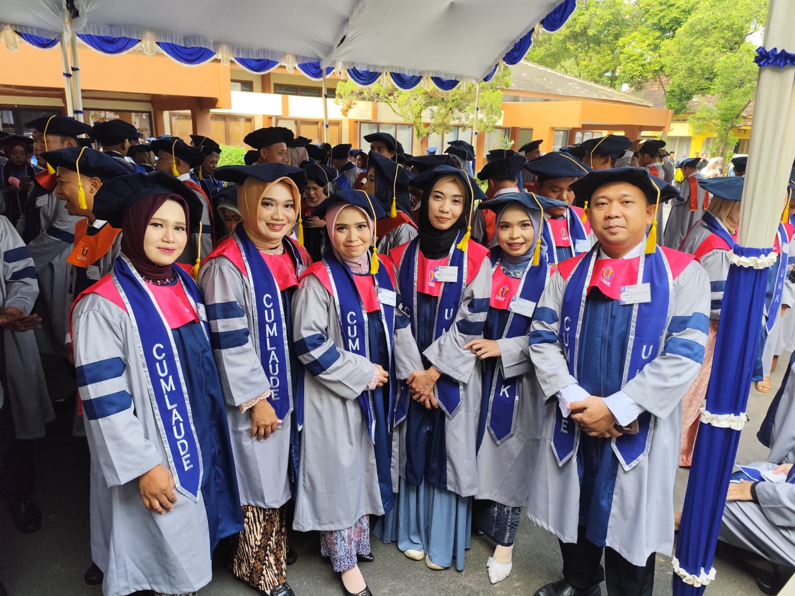 Kaprodi Program Studi Magister Pendidikan Dasar (MPD) Universitas Muria Kudus (UMK) Dr. Nur Fajrie, M.Pd., bersama para wisudawati  yang meraih predikat cumlaude.