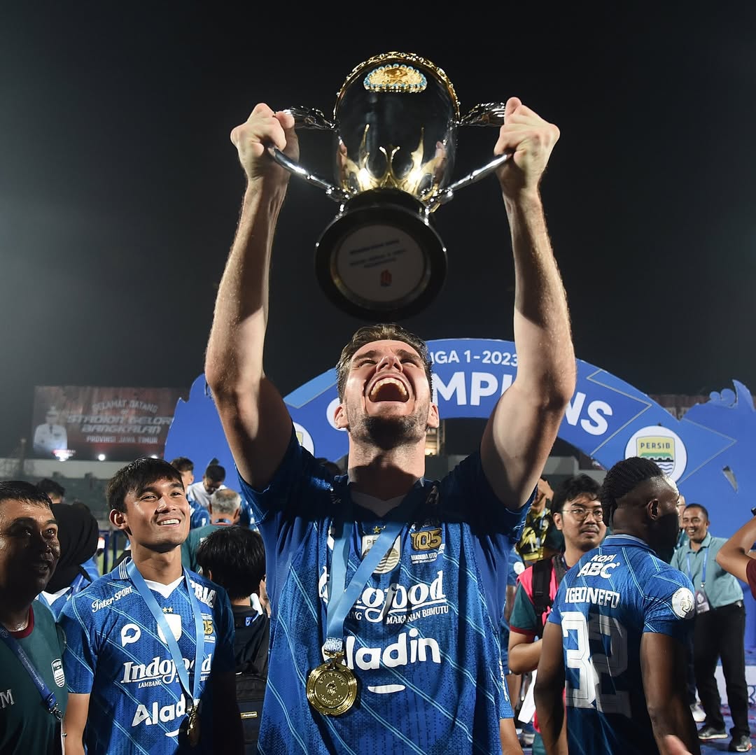 Potret saat Nick Kuipers Mengangkat Piala setelah juara liga 2023-2024