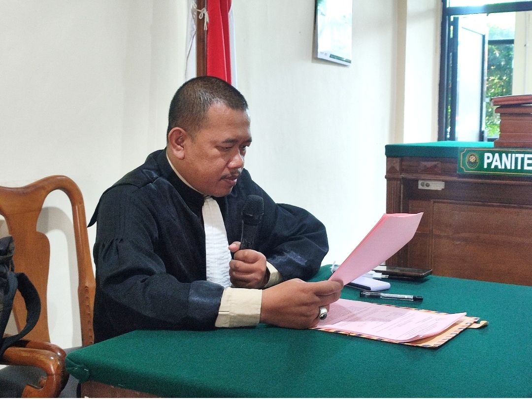 Jaksa Supinto Priyono saat membacakan surat dakwaan kasus pencemaran nama baik terdakwa Jefri Soesanto di PN Semarang, kemarin.