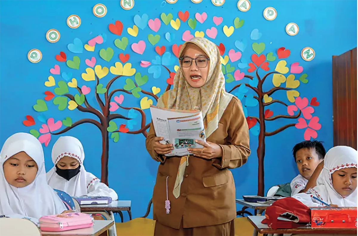 Guru sedang Mengajar
