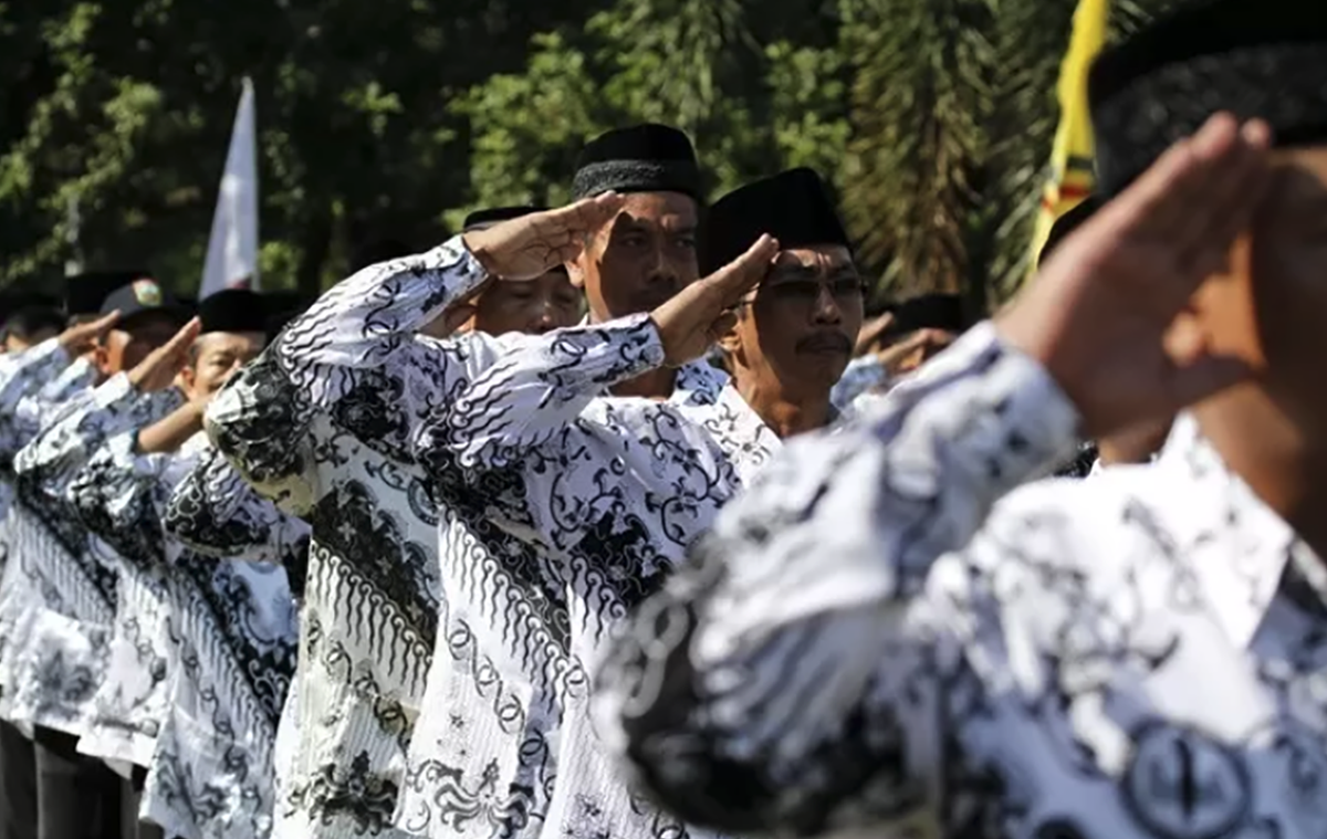 Guru sedang Upacara Bendera