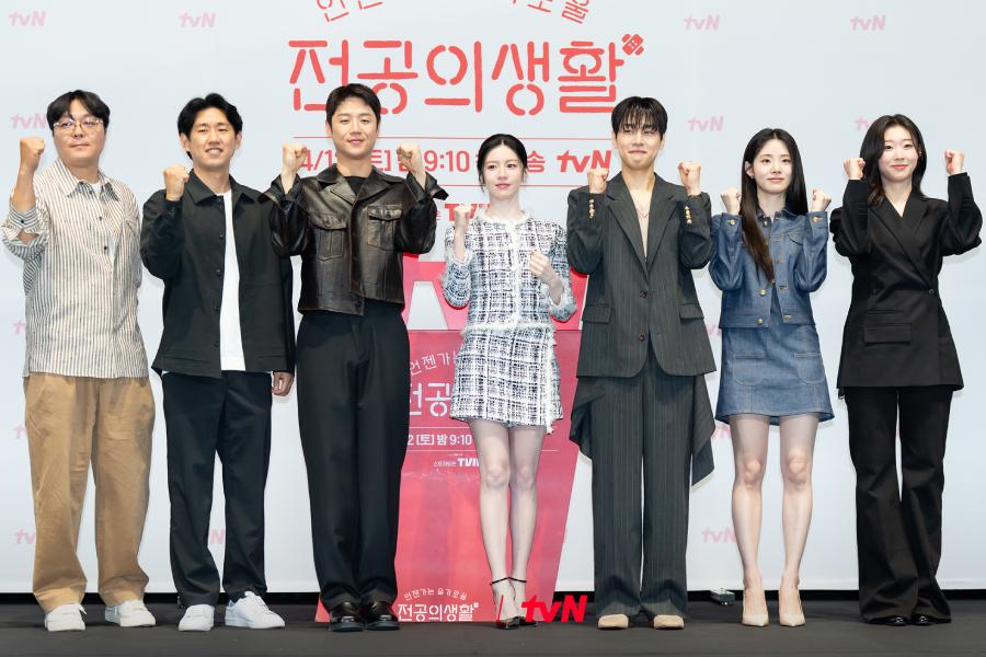 Para pemain dan crew drama Korea