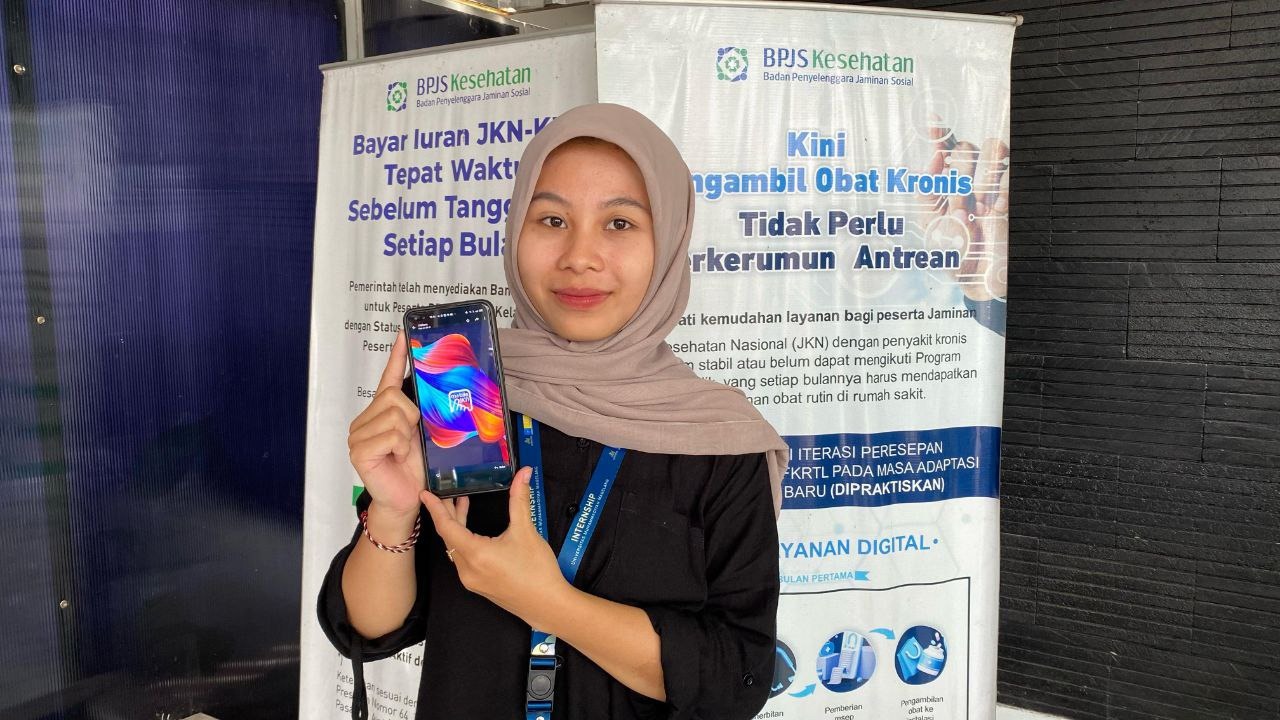 Salah satu peserta JKN menunjukkan aplikasi Mobile JKN yang telah diunduh. (BPJS KESEHATAN CABANG MAGELANG)