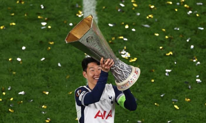 Son Heung Min akhirnya meraih trofi pertamanya usai menjuarai Liga Europa
