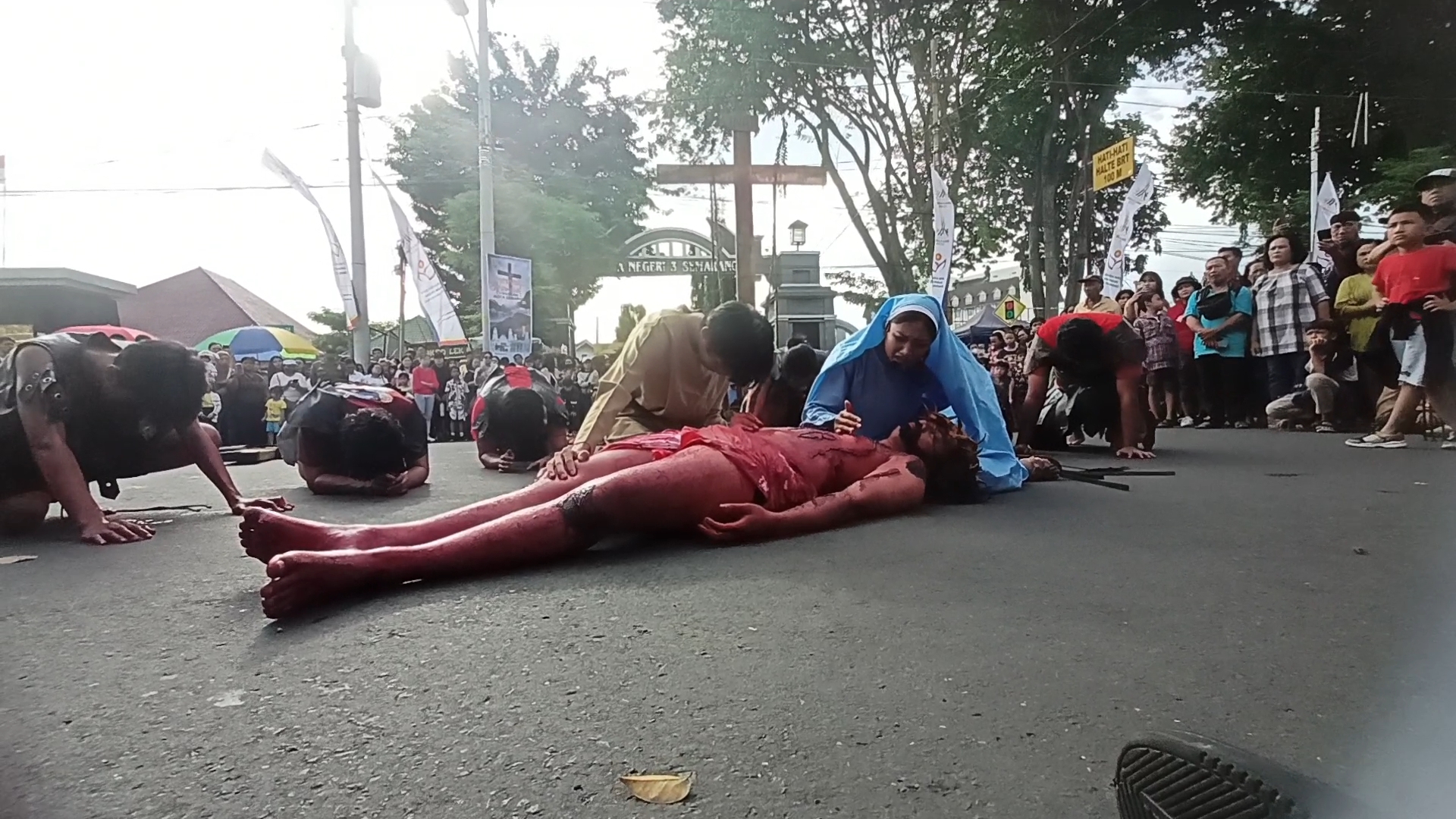 Visualisasi Jalan Salib, dipertontonkan sebagai simbol mengenang kisah Yesus Kristus