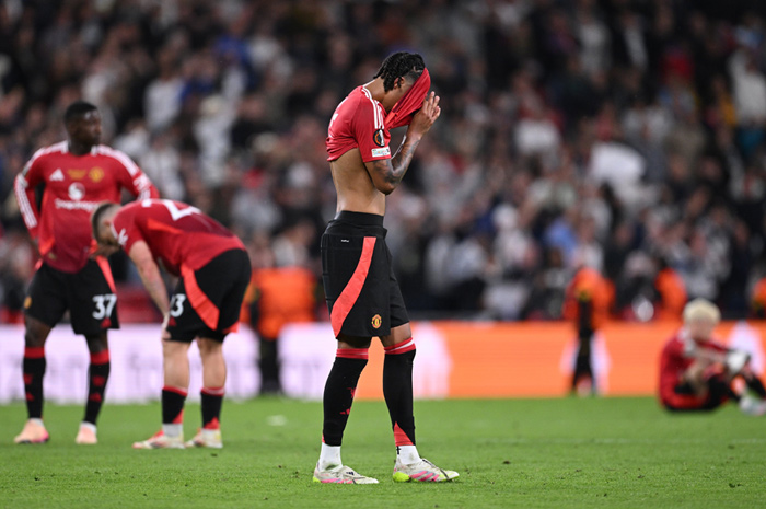 Pemain Manchester United tampak lesu setelah kalah dari Tottenham Hotspur di final Liga Europa, Kamis dini hari WIB.