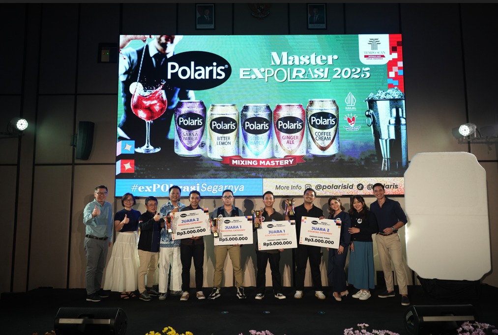 Foto bersama jajaran manajemen PT Tempo Scan Pacific, Tbk. dengan pemenang Polaris Master ExPOLrasi 2025: Cristian Agus Bayu Pariyana & I Ketut Astana (Mocktail Category) serta Komang Pramudia & I Put