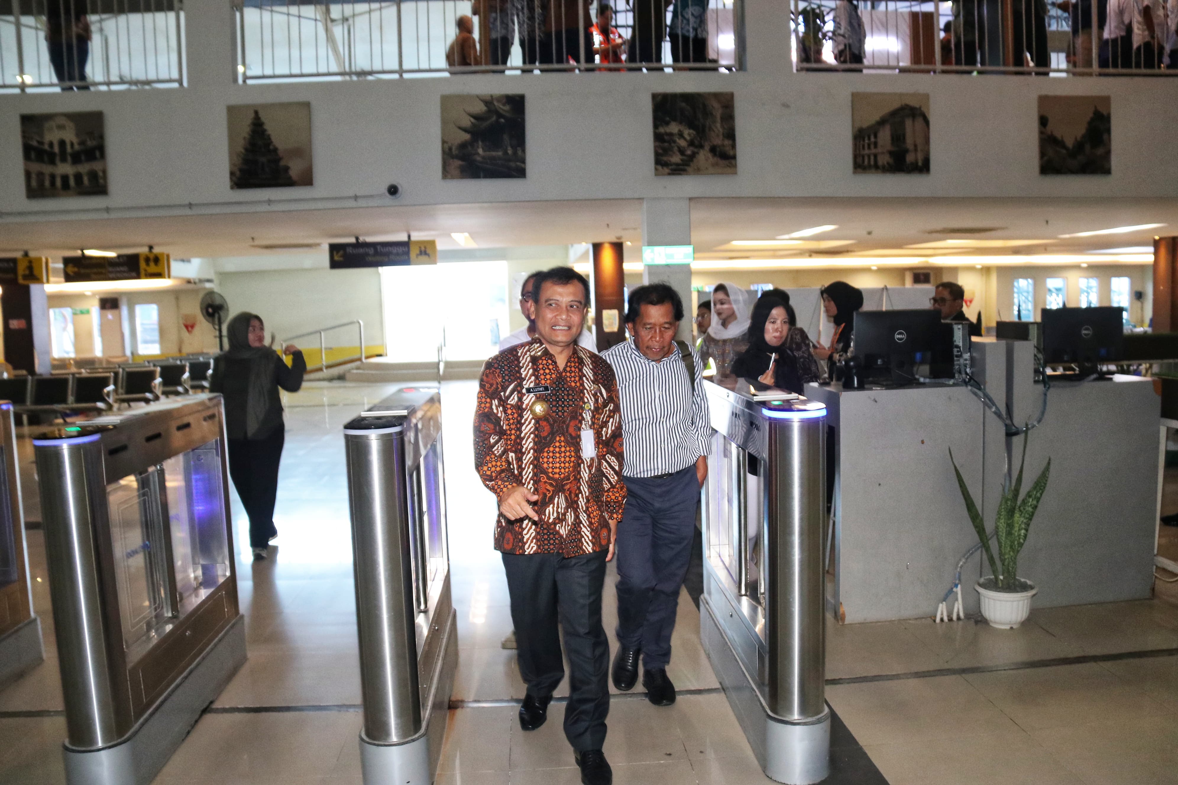 Gubernur Jawa Tengah Ahmad Luthfi saat membersamai rombongan anggota Komisi V DPR RI meninjau Pelabuhan Tanjung Emas Semarang, Jumat, 23 Mei 2025.