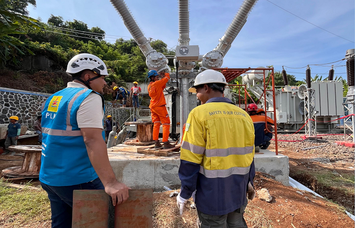 TINGKATKAN PASOKAN LISTRIK : PLN UPT Semarang berhasil memberikan tegangan pertama (energize) pada Trafo Mobile di Gardu Induk Kaliwungu yang berlokasi di Kabupaten Kendal dengan kapasitas 30 MVA.