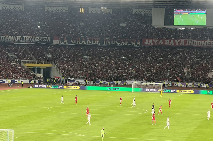 Sejumlah suporter Indonesia bersorak saat laga Indonesia vs Bahrain pada 25 Maret 2025 di Stadion Utama GBK, Jakarta.