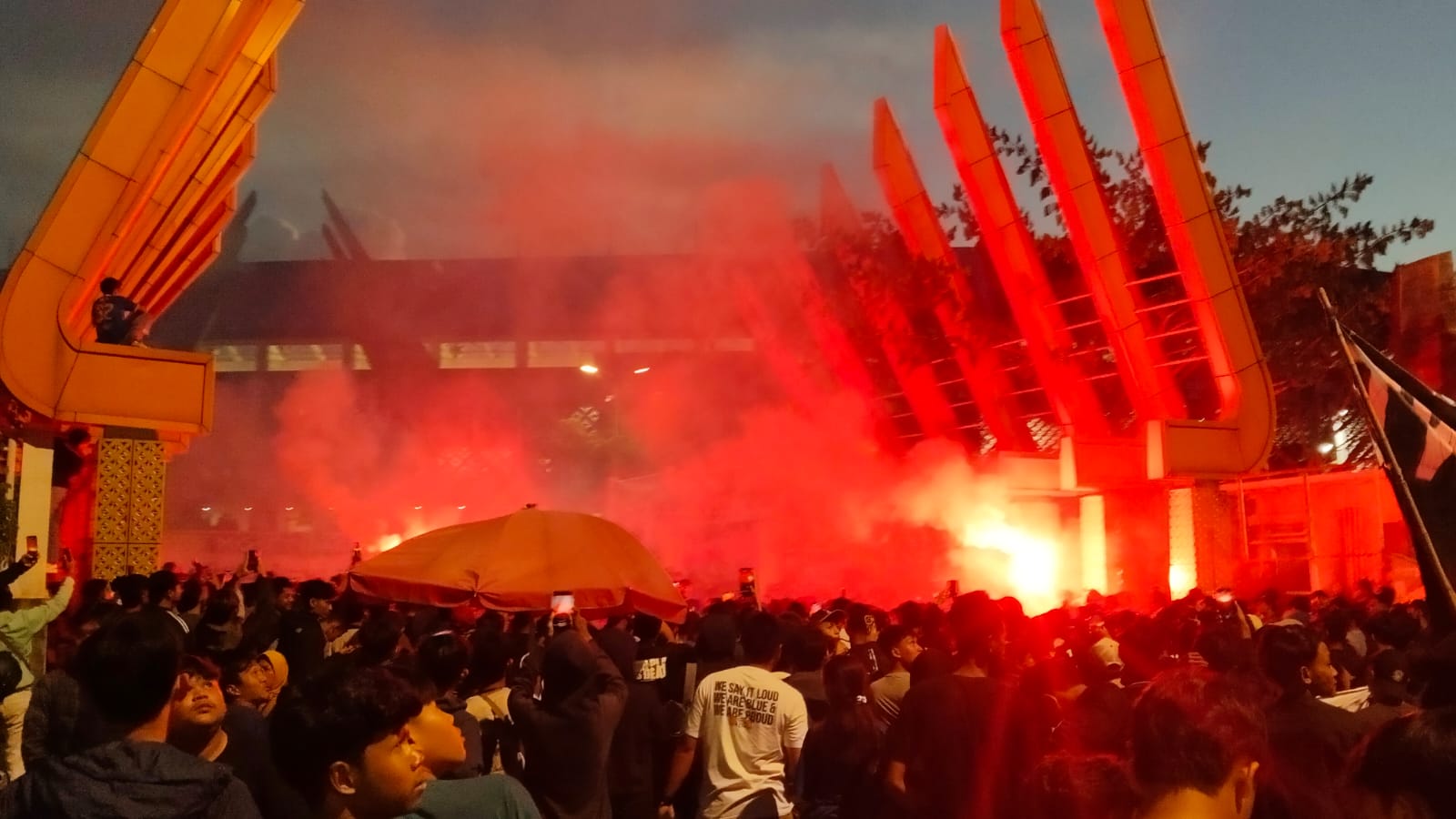 Suporter PSIS melakukan protes di Stadion Jatidiri Semarang.  (Adennyar Wycaksono/Jawa Pos Radar Semarang)