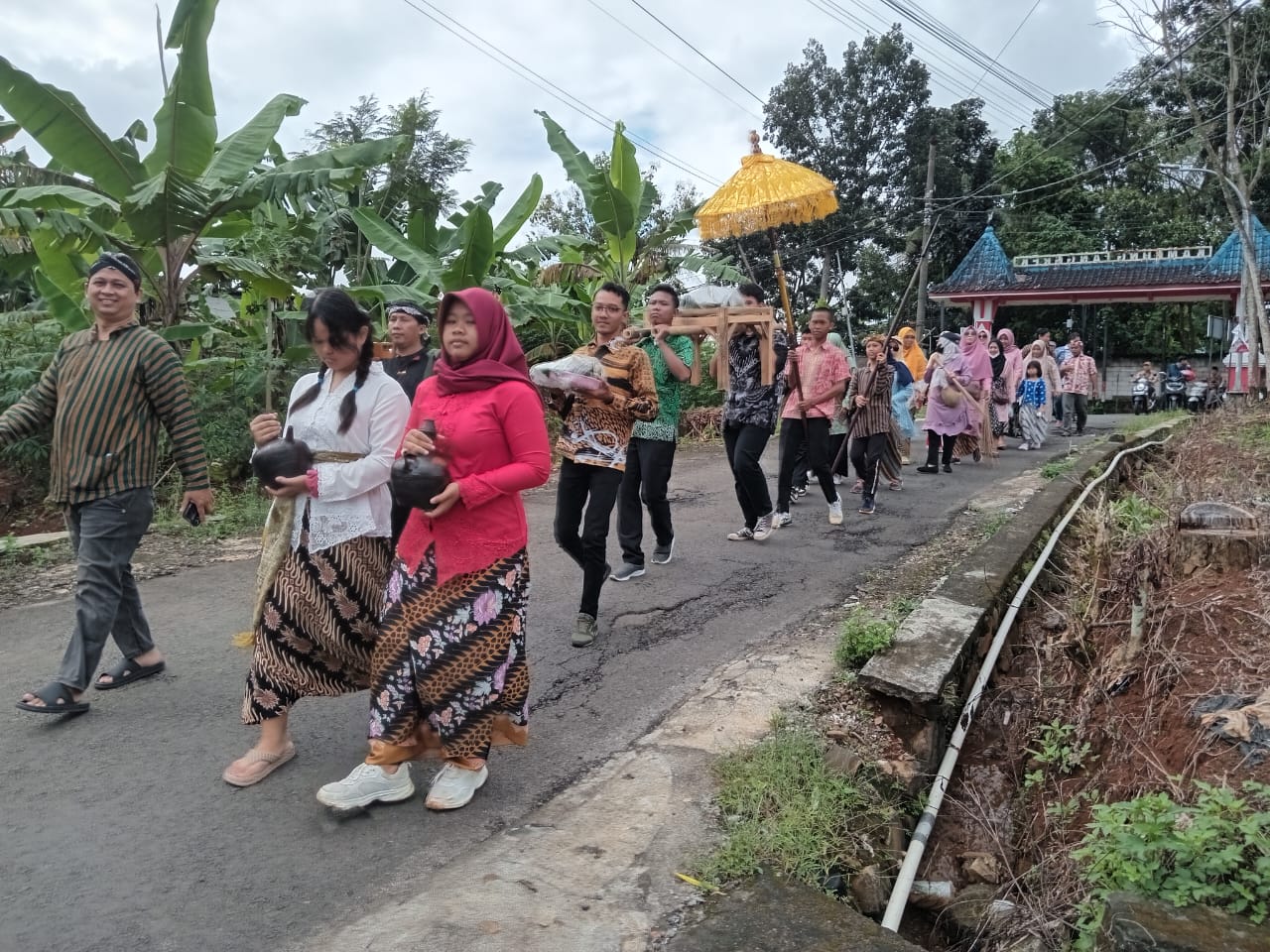 Ratusan warga Ampel Gading, Kelurahan Kalisegoro, Gunungpati, Kota Semarang turut serta dalam kirab air sendang rangkaian acara Apitan yang digelar Sabtu (24/5).