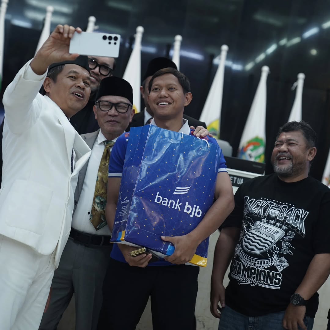 Potret saat Adamalis menerima Bonus dari Kang Dedy Mulyadi